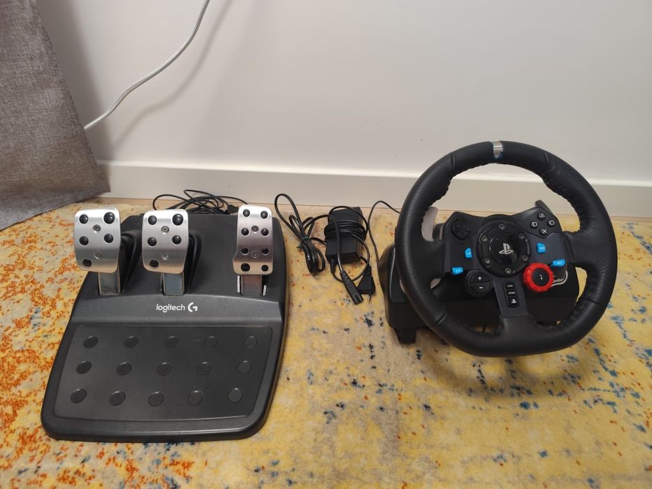 Vând volan gaming Logitech g29