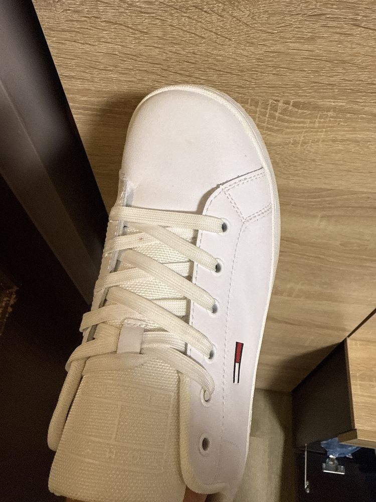 Маратонки Michael Michael Kors и маратонки Tommy Hilfiger