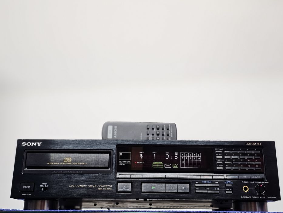 Cd player Sony CDP-990 cu telecomanda 4D/A eșalonat pe 16fs45 de biți.