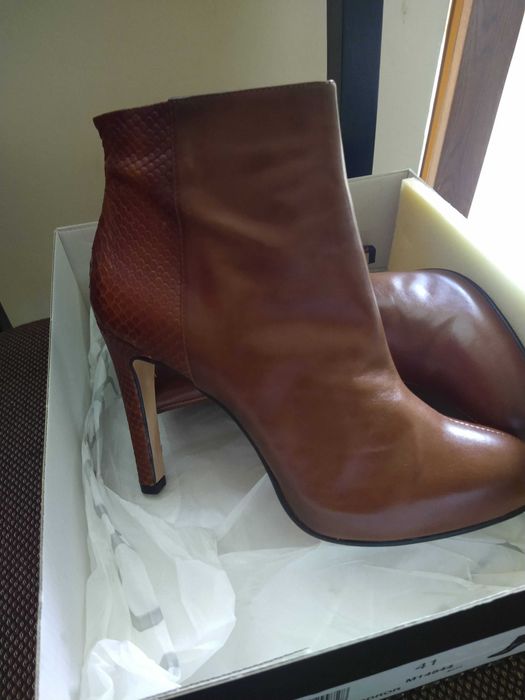 Дамски боти на ток Roberto Botella