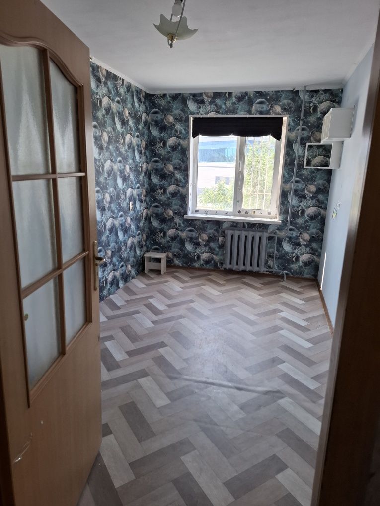 Продам 4-х комнатную квартиру в центре города