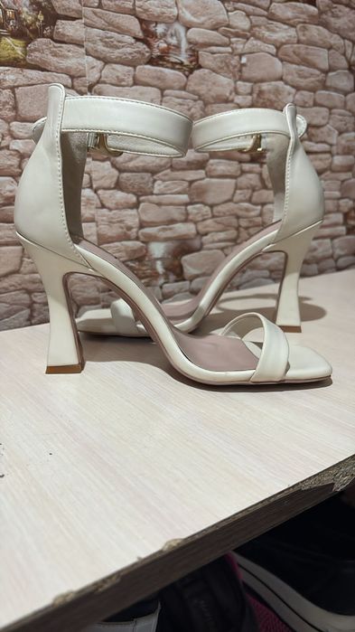 Босоножки сатылады.