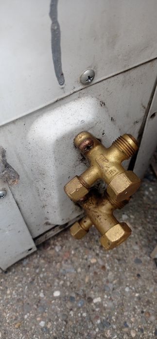 Продавам термопомпа 10kw и  външно тяло Осака30