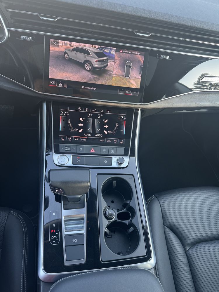 Черен джип Audi SQ8 под наем за абитуриентски бал
