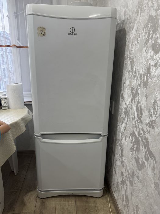 Продам. Indesit холодильник