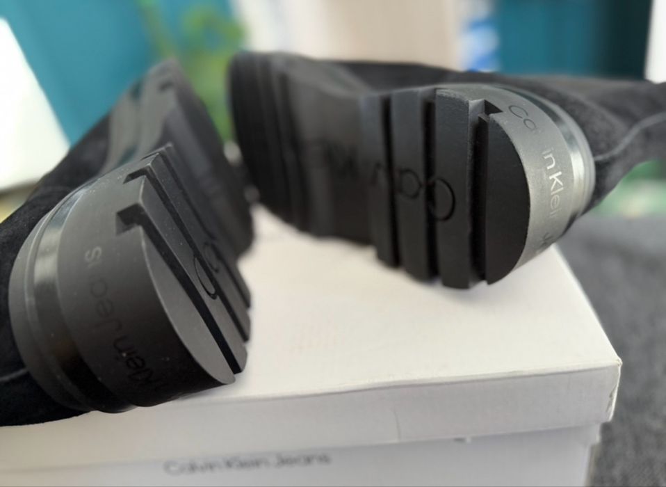 Calvin Klein Jeans Lugged Chelsea cizme piele intoarsa neagra 41 noi