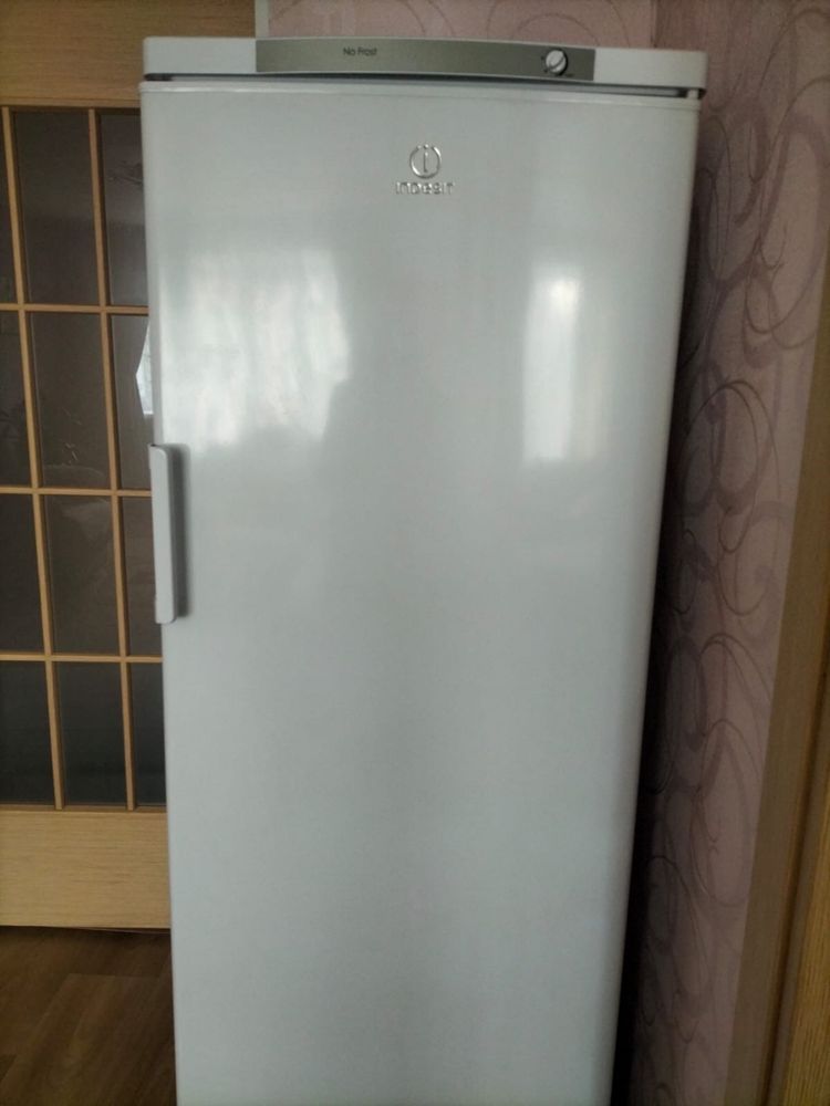 Продам морозильную камеру Indesit