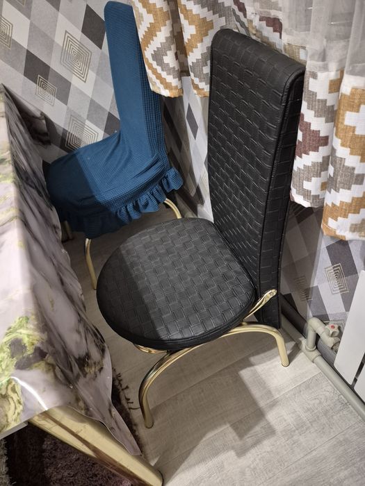 Продаётся стол со стулями