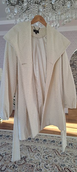 Пальто красивое белое