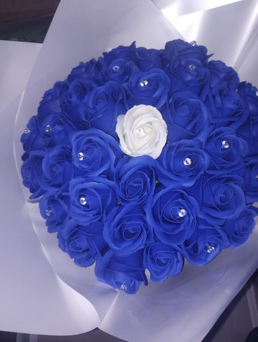 Vând buchete de trandafiri