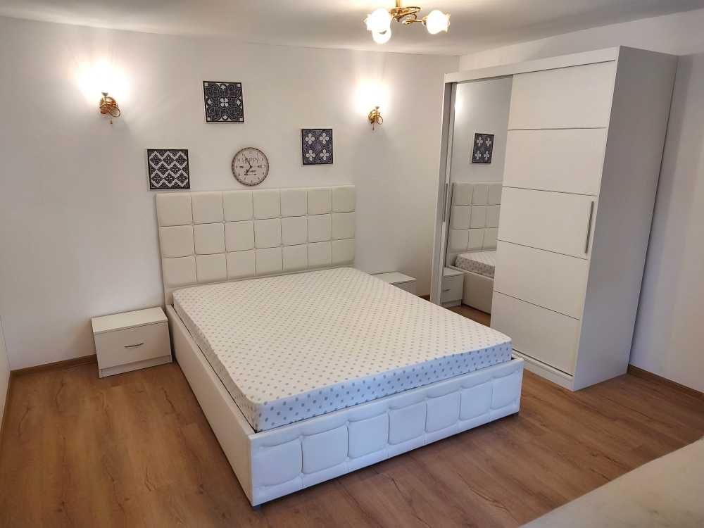 Set Dormitor Regal cu Pat Tapitat 160 cm x 200 cm COD R18