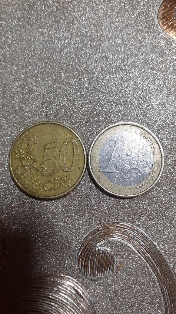 Vind  2 monezi de colecție anul 2002 italia