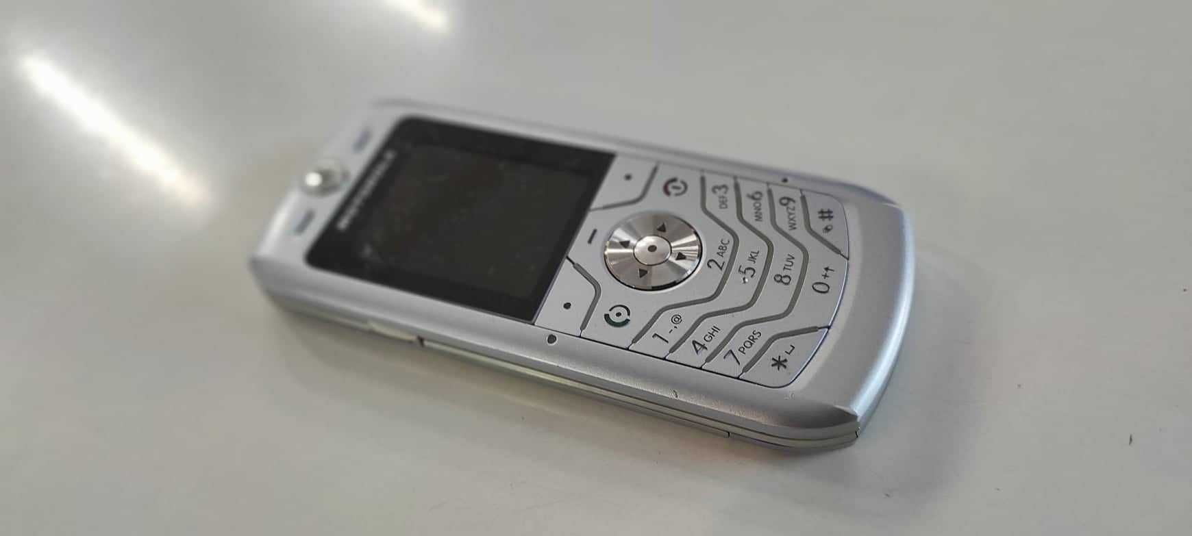 Телефон Motorola L6