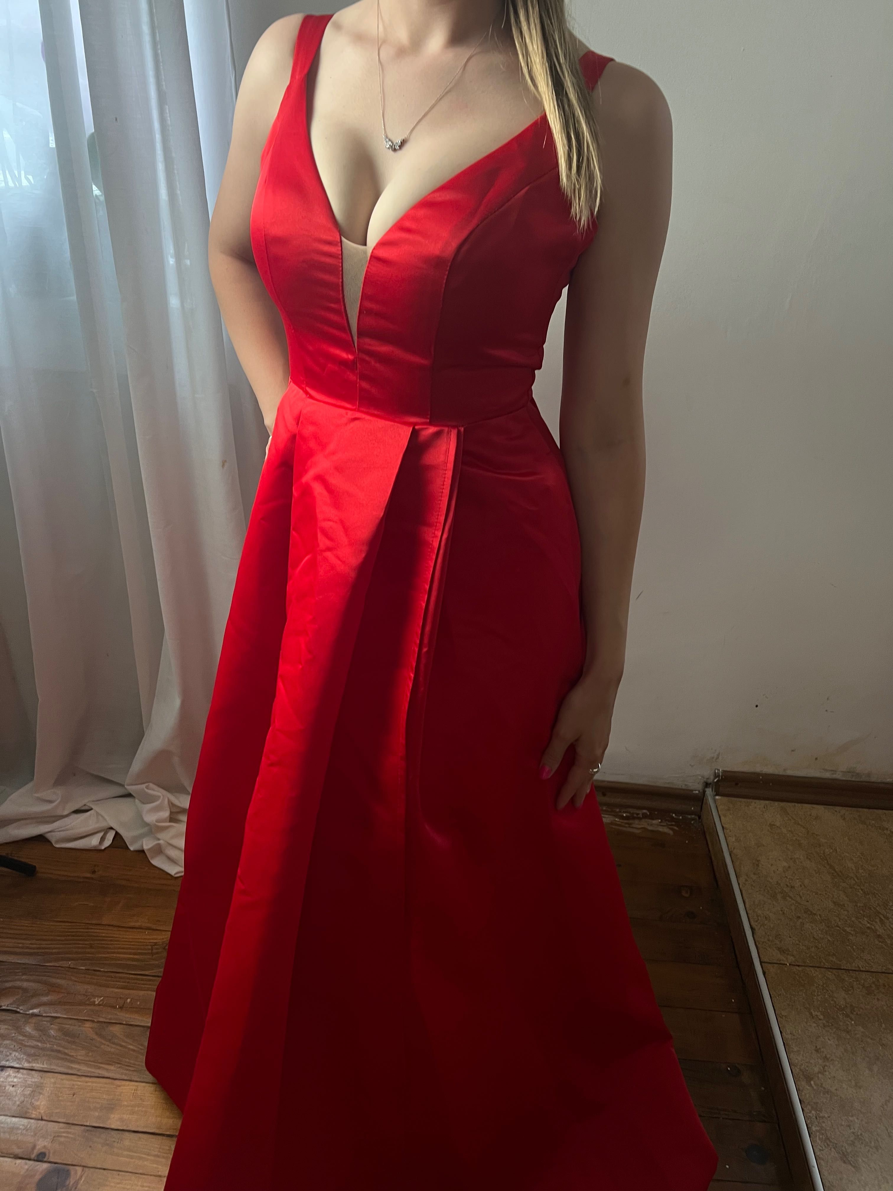 Червена рокля за повод