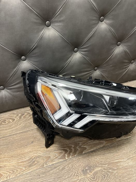 Audi Q3 американски десен фар фарове