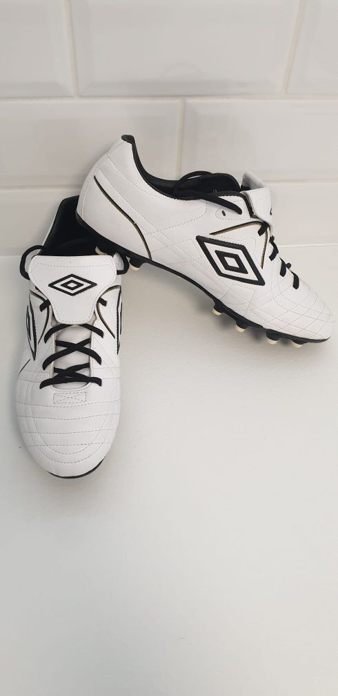 Vand 5 perechi de crampoane umbro