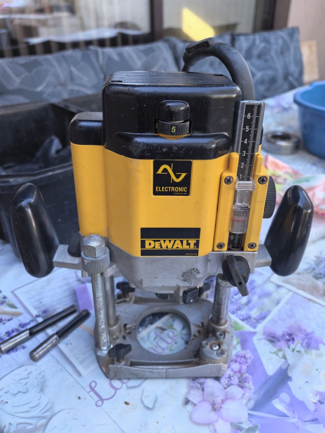 Оберфреза DeWalt DW625E 2000W