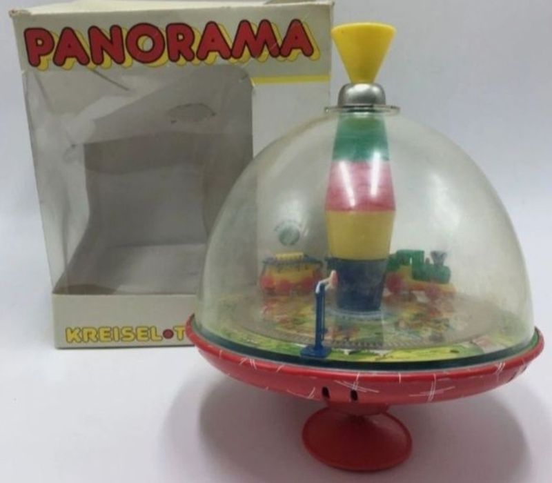 Jucărie veche. Obiectul din imagine este o jucărie tip titirez cu tren