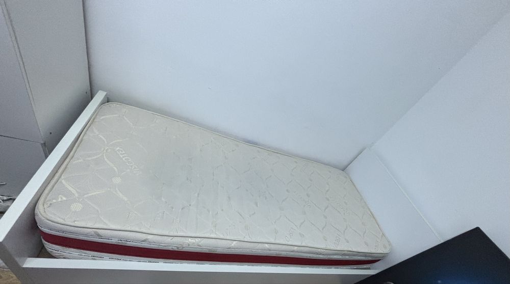 Pat cu saltea. Pentru o persoana