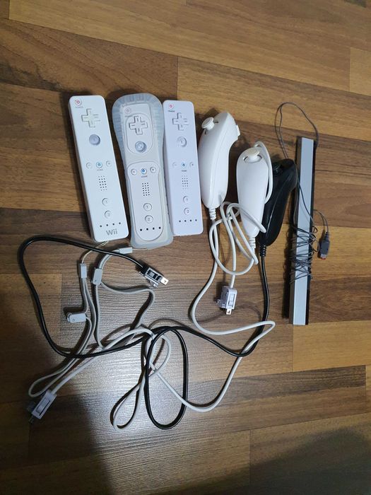 3 x Wii Remote + 3 x Nunchuck + Sensor Bar