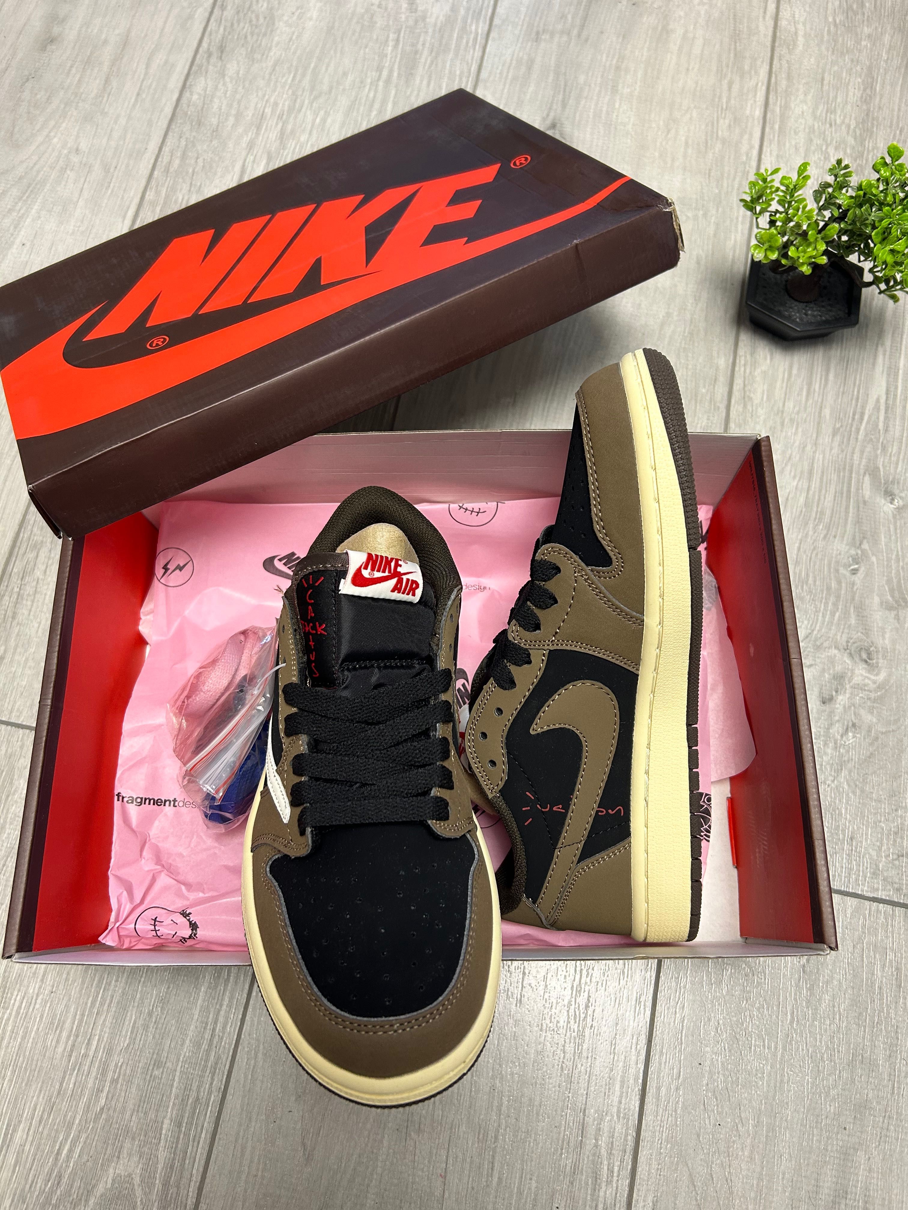 Nike air jordan 1 low travis scott