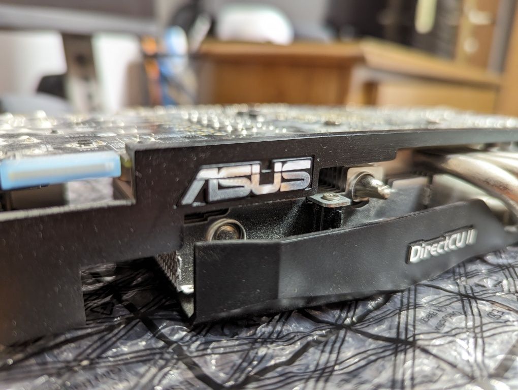 Vând placa video Asus R9 270X