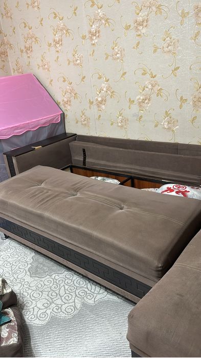 Продам диван угловой спинка сломанна