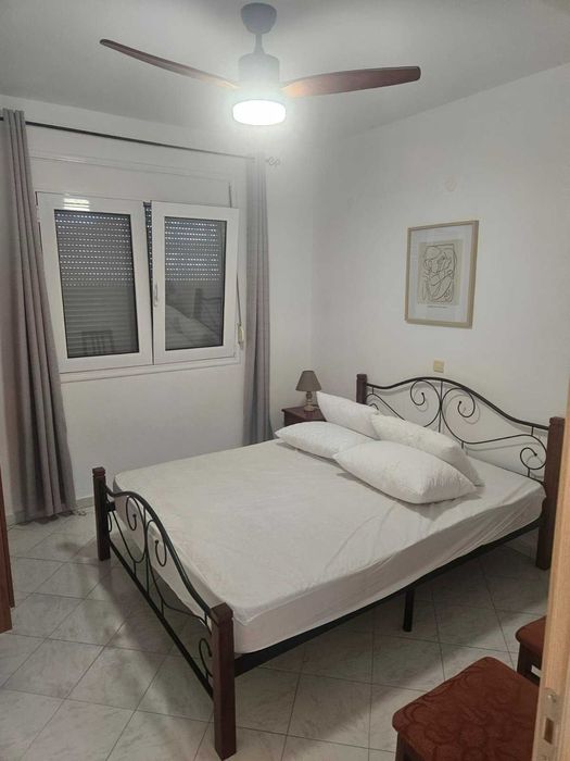 Триетажна къща в Кариани