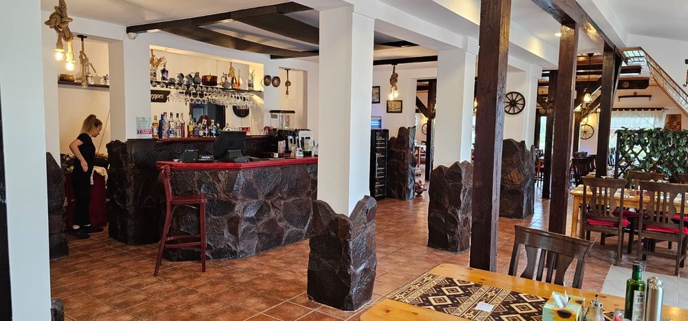 Restaurant, pensiune si casa pe malul lacului