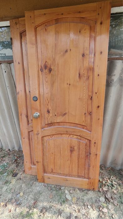 Дверь деревянная