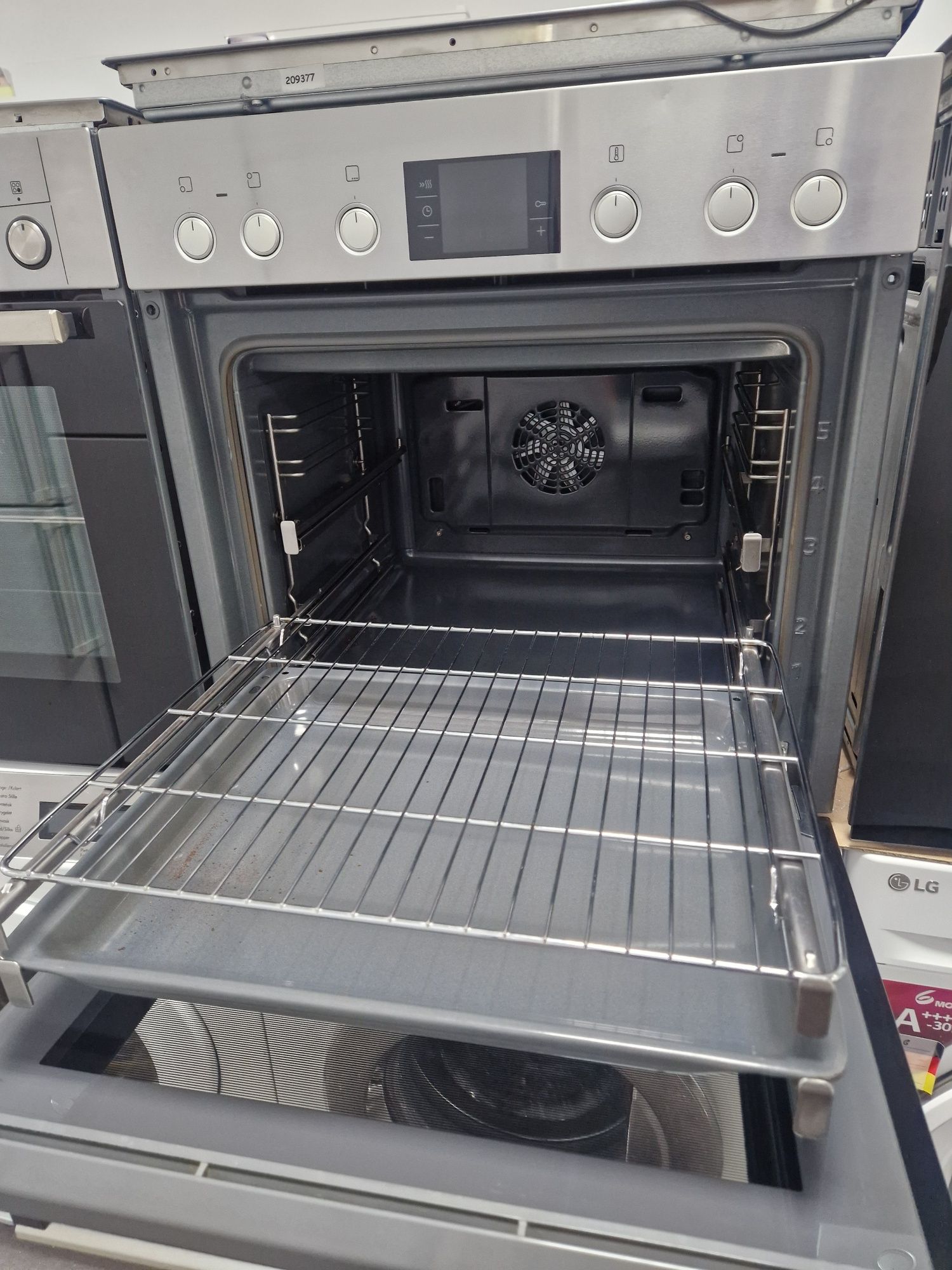 Фурна за вграждане Bosch с котлони