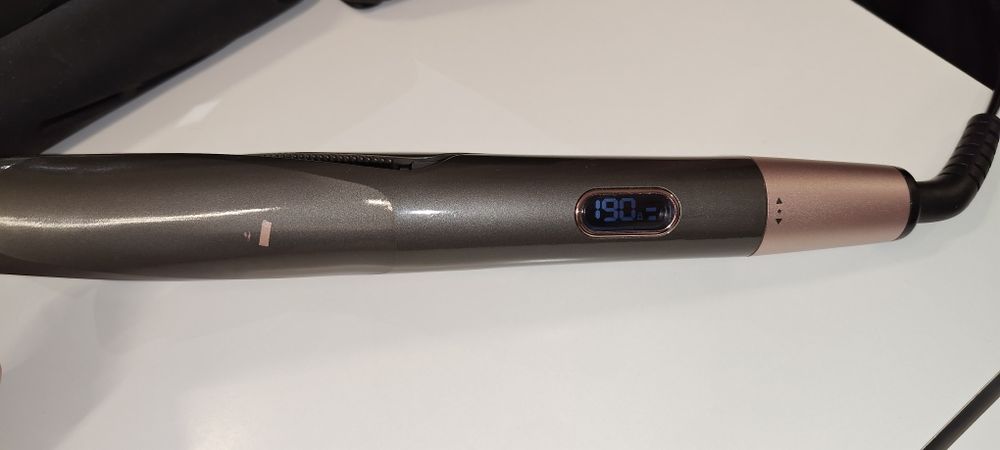 Продавам преса за кода Remington curl and straight