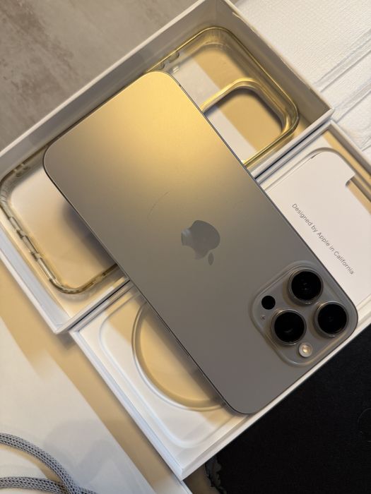 Iphone 15 Pro Max Natural Titanium + 10 folii de sticla incluse