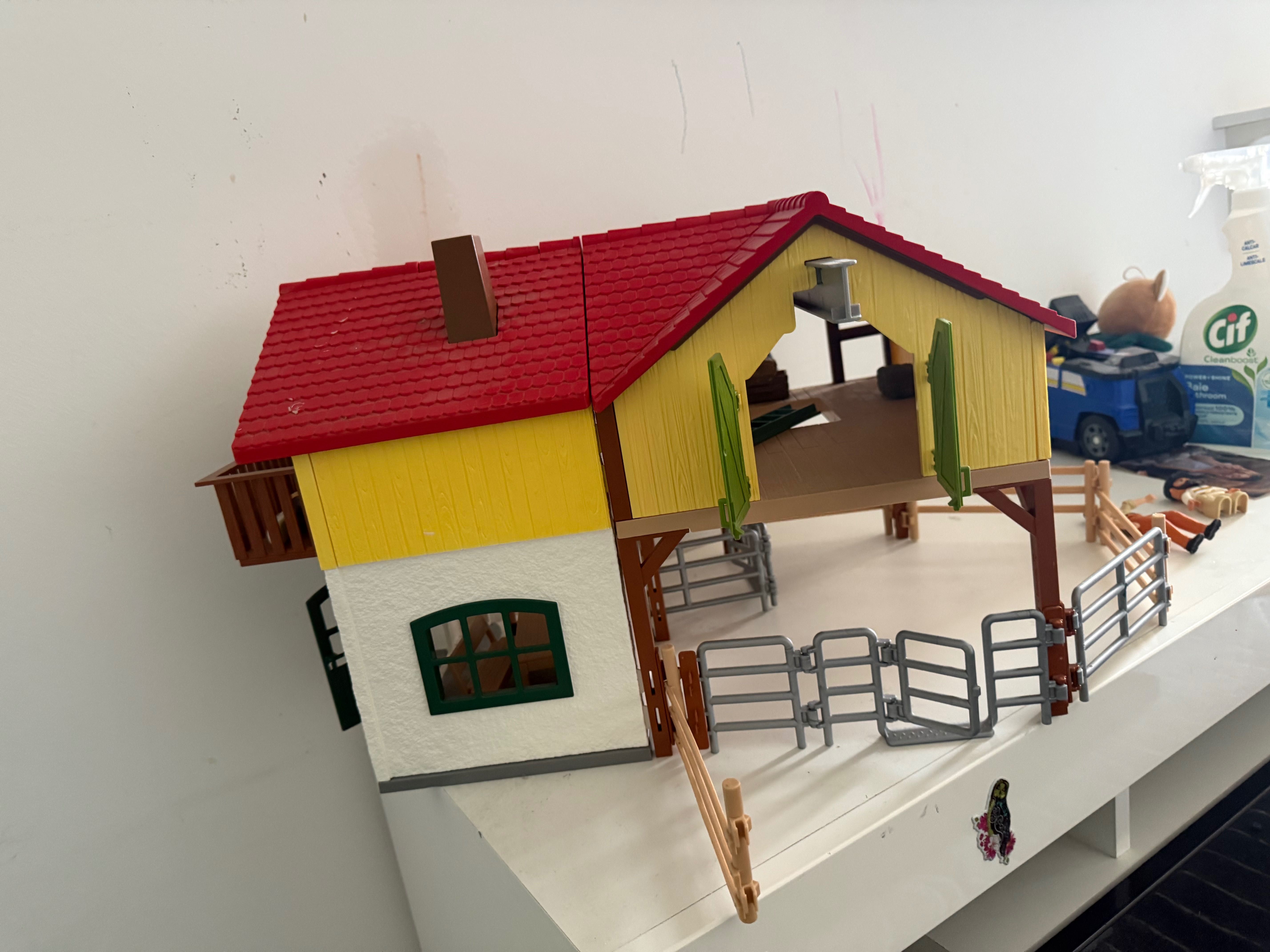 fermă detaliată și interactivă din gama Schleich FARM WORLD