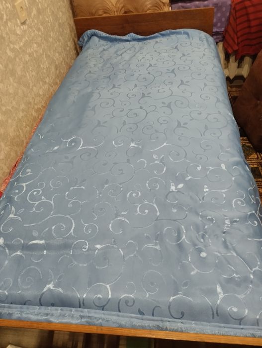Кровать с матрасом.