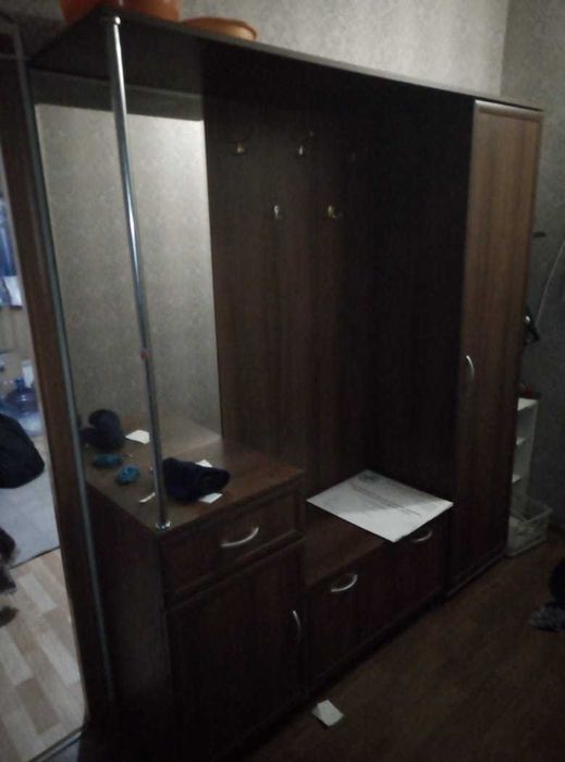 Продам прихожку в хорошем состоянии зеркало+шкаф+тумбы+вешалка