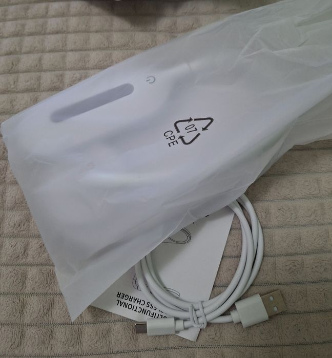 Lampa de veghe cu incarcare wireless pentru telefon