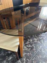 Трапезна маса с дървени крака и плот от стъкло
