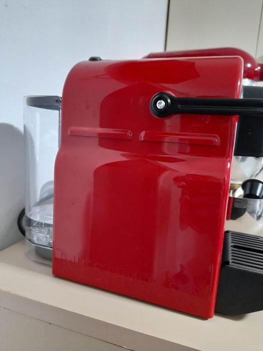 Espressor Nespresso Inissia rosu, stare excelenta