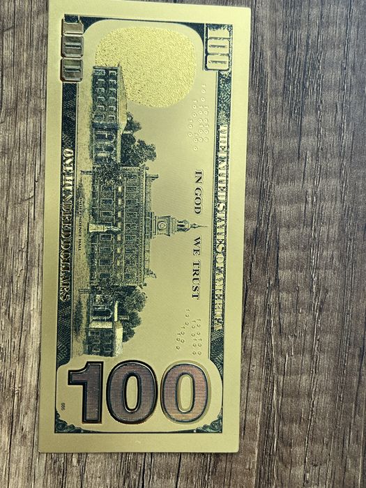 Позлатени монети и банкнота