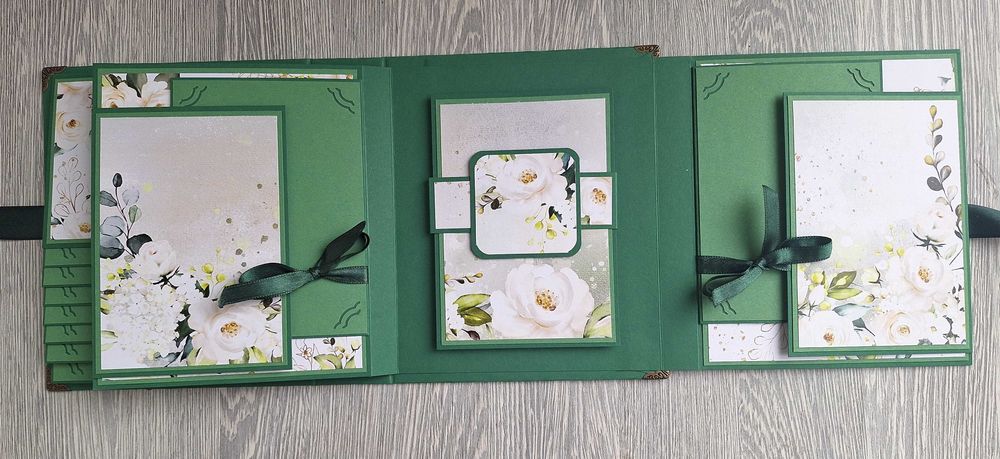 Скрапбук албум в зелено и бяло, с нежни рози, ръчна изработка /43.44