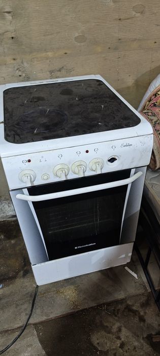 Продам электрическую плиту, с керамической панелью.