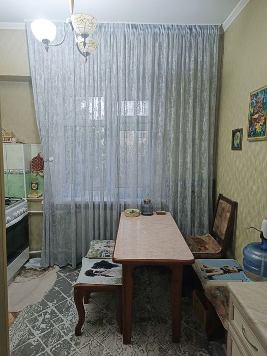 Стол и 2 табуретки