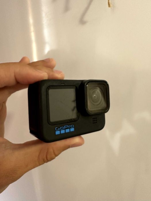 GoPro Hero 11 + 3 оригинални батерии + Charger + статив / selfie stick