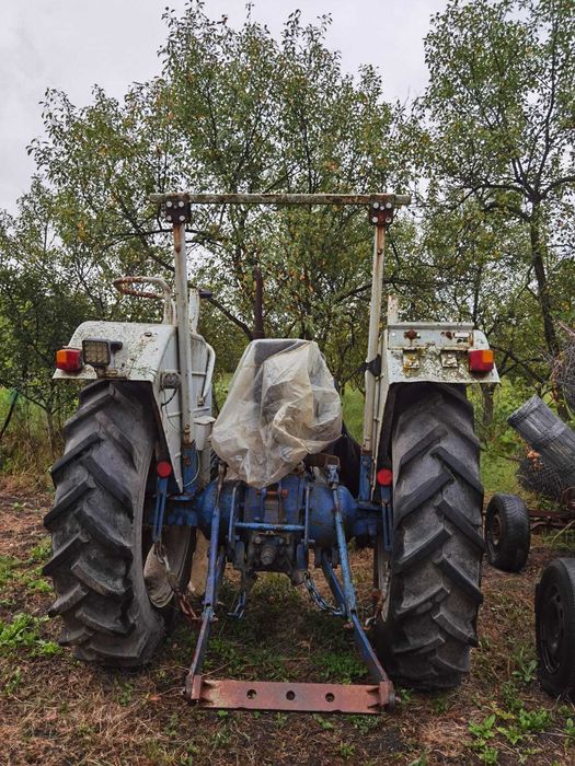 Tractor Ford 4000 cu utilaje