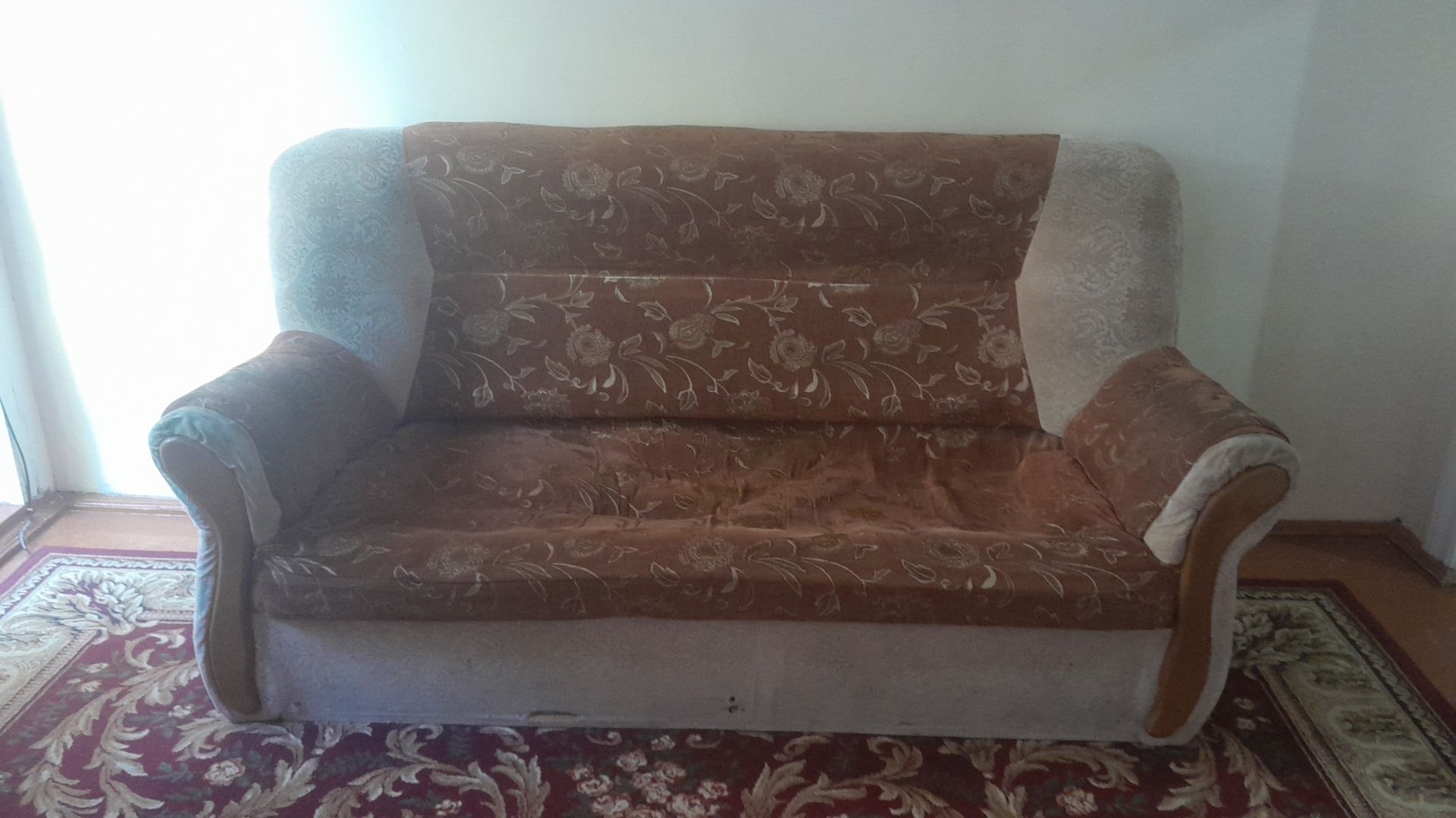 Divan va 2 ta kreslo srochno sotiladi  Holati yaxshi
