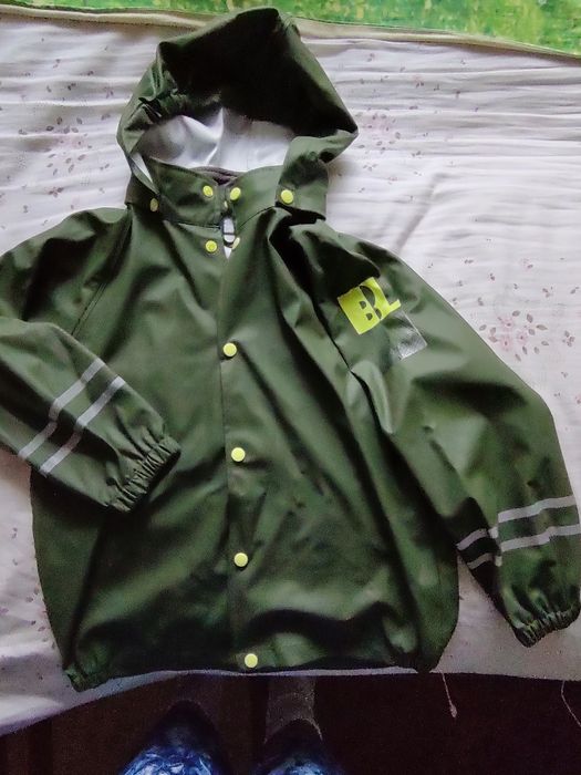 Căciulă,Pantaloni si geaca impermeabila.