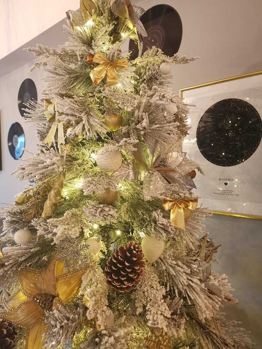 Brad cu zapada si conuri 180cm - ace 2d + 3d