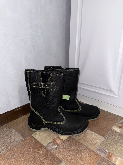 Продам зимнюю рабочую обувь