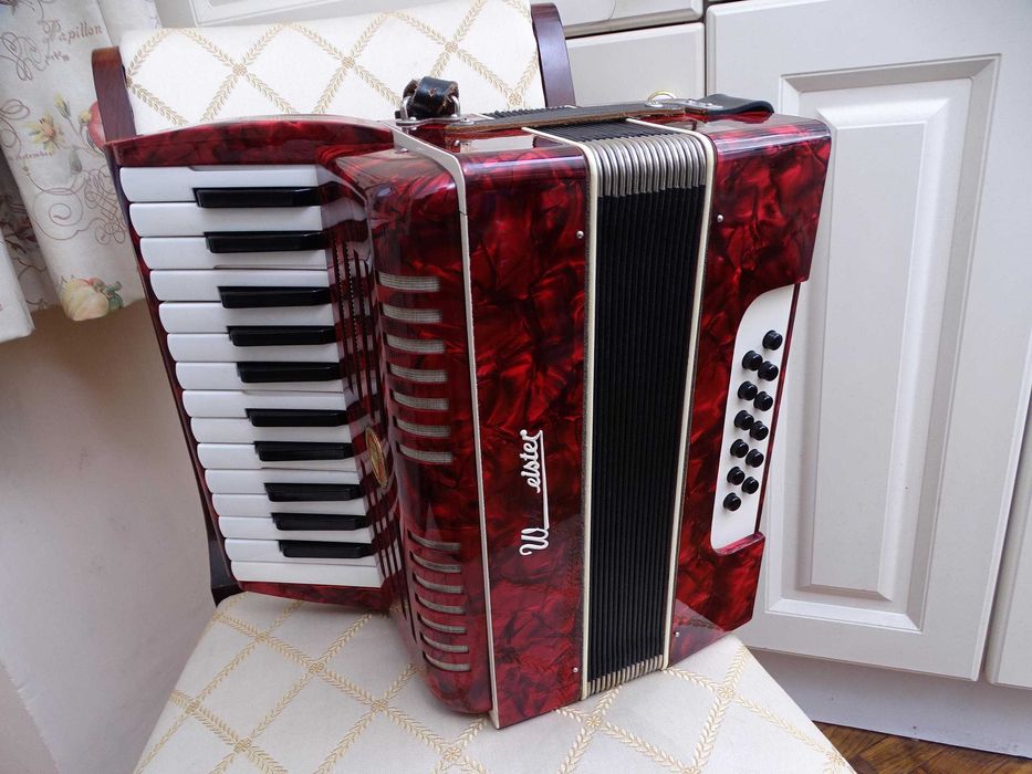 Много запазен стар акордеон Велтмайстер 12 баса